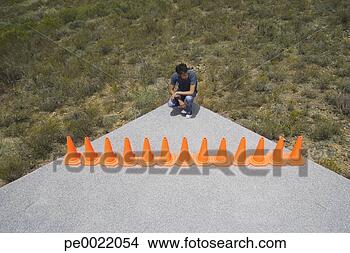 Banco de Imagem - homem,  encurralado, 
 fila,  segurança, 
 cones. fotosearch 
- busca de fotos, 
imagens e clipart