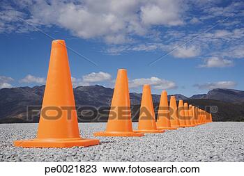 Banco de Imagem - tráfego,  cones, 
 linha,  ao ar 
livre,  chão, 
 nível,  vista. 
fotosearch - busca 
de fotos, imagens 
e clipart