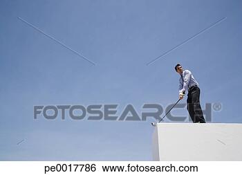 Banco de Imagem - homem negócios, 
 golfing,  telhado. 
fotosearch - busca 
de fotos, imagens 
e clipart