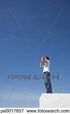 Foto - homem,  pedestal, 
 binóculos,  azul, 
 céu,  ao ar livre. 
fotosearch - busca 
de fotos, imagens 
e clipart
