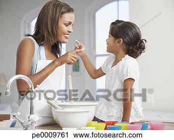 Arquivo de Fotografia - mãe,  filha,  
assando,  cupcakes, 
 cozinha. fotosearch 
- busca de fotos, 
imagens e clipart