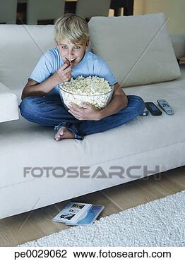 Banco de Imagem - jovem,  menino, 
 comer,  pipoca, 
 observar,  televisão. 
fotosearch - busca 
de fotos, imagens 
e clipart