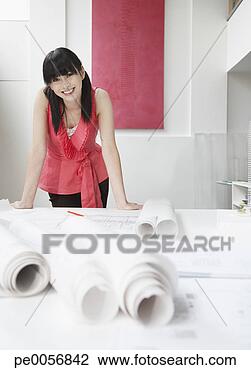 Banco de Imagem - arquiteta,  esboços, 
 escritório. fotosearch 
- busca de fotos, 
imagens e clipart