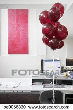 Arquivo de Fotografias - vazio,  escrivaninha, 
 vermelho,  balões, 
 amarrada,  cadeira. 
fotosearch - busca 
de fotos, imagens 
e clipart