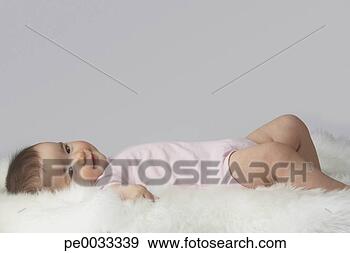 Arquivo Fotográficos - bebê,  mentindo, 
 baixo. fotosearch 
- busca de fotos, 
imagens e clipart