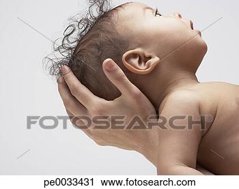 Arquivo de Fotografia - bebê,  sendo, 
 segurado. fotosearch 
- busca de fotos, 
imagens e clipart