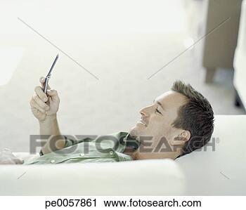 Arquivo de Fotografia - homem,  olhar, 
 seu,  celular, 
 telefone. fotosearch 
- busca de fotos, 
imagens e clipart