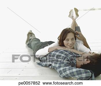 Banco de Imagem - par,  mentindo, 
 baixo,  relaxante, 
 ao ar livre. 
fotosearch - busca 
de fotos, imagens 
e clipart