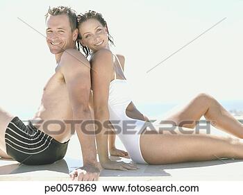 Arquivo Fotográficos - par,  sentando, 
 ao ar livre. 
fotosearch - busca 
de fotos, imagens 
e clipart
