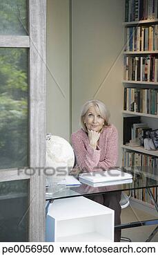 Arquivo de Fotografias - mulher,  escrivaninha, 
 lar,  escritório. 
fotosearch - busca 
de fotos, imagens 
e clipart