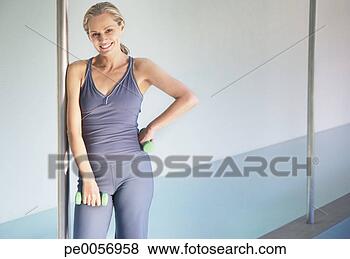 Banco de Imagem - mulher,  segurando, 
 pequeno,  livre, 
 pesos,  indoor. 
fotosearch - busca 
de fotos, imagens 
e clipart