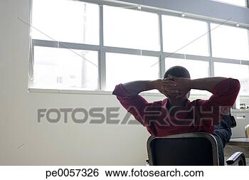 Banco de Imagem - homem negócios, 
 escrivaninha, 
 inclinar-se, 
 costas,  relaxante. 
fotosearch - busca 
de fotos, imagens 
e clipart