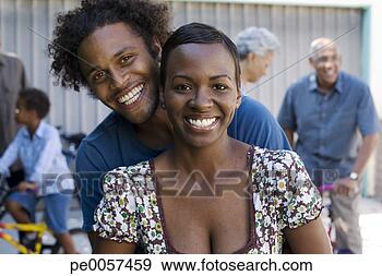 Arquivo Fotográficos - par,  abraçar, 
 entrada carro, 
 pessoas,  fundo. 
fotosearch - busca 
de fotos, imagens 
e clipart