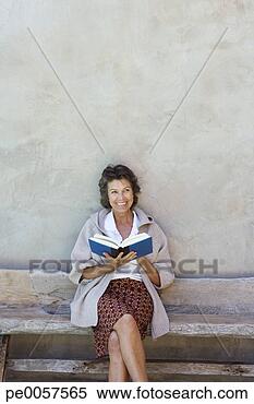 Banco de Imagem - mulher,  ao ar 
livre,  livro, 
 madeira,  banco. 
fotosearch - busca 
de fotos, imagens 
e clipart