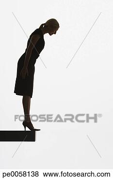 Banco de Imagem - mulher,  ficar, 
 prancha,  olhar, 
 borda. fotosearch 
- busca de fotos, 
imagens e clipart