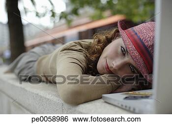 Banco de Imagem - mulher,  mentindo, 
 ao ar livre, 
 laptop. fotosearch 
- busca de fotos, 
imagens e clipart