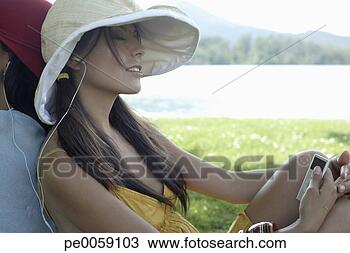 Banco de Imagem - dois,  mulheres, 
 costas,  costas, 
 mp3,  jogador. 
fotosearch - busca 
de fotos, imagens 
e clipart