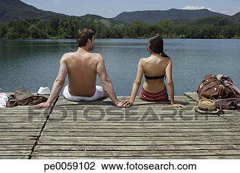 Banco de Imagem - par,  sentando, 
 doca. fotosearch 
- busca de fotos, 
imagens e clipart