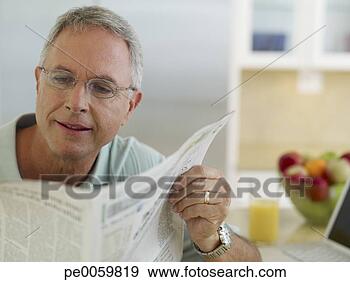Arquivo Fotográficos - cozinha,  leitura, 
 jornal. fotosearch 
- busca de fotos, 
imagens e clipart