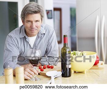 Arquivo de Fotografias - cozinha,  preparar, 
 refeição,  bebendo, 
 vinho. fotosearch 
- busca de fotos, 
imagens e clipart