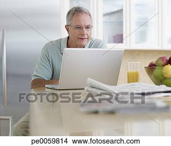 Banco de Imagem - cozinha,  usando, 
 laptop. fotosearch 
- busca de fotos, 
imagens e clipart