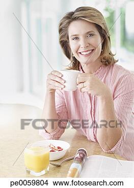 Banco de Imagem - mulher,  cozinha, 
 comer,  pequeno 
almoço. fotosearch 
- busca de fotos, 
imagens e clipart