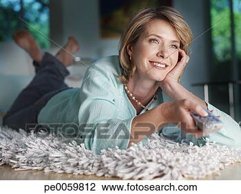 Banco de Imagem - mulher,  mentindo, 
 chão,  observar, 
 televisão. fotosearch 
- busca de fotos, 
imagens e clipart