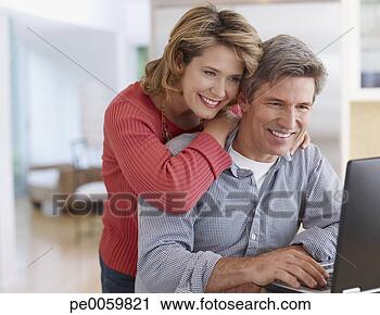 Arquivo de Fotografia - par,  cozinha, 
 laptop. fotosearch 
- busca de fotos, 
imagens e clipart