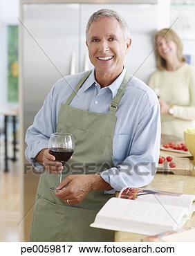 Foto - par,  cozinha, 
 preparar,  refeição, 
 bebendo,  vinho. 
fotosearch - busca 
de fotos, imagens 
e clipart