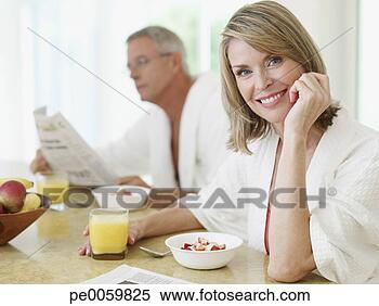 Banco de Imagem - par,  cozinha, 
 tendo,  pequeno 
almoço,  leitura, 
 jornal. fotosearch 
- busca de fotos, 
imagens e clipart