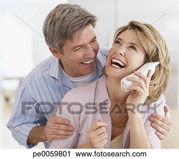 Arquivo de Fotografia - par,  dentro, 
 telefone,  rir. 
fotosearch - busca 
de fotos, imagens 
e clipart