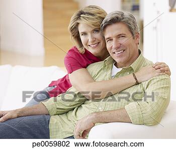 Banco de Imagem - par,  vivendo, 
 sala,  sendo, 
 carinhoso. fotosearch 
- busca de fotos, 
imagens e clipart