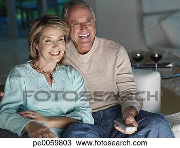 Banco de Imagem - par,  vivendo, 
 sala,  observar, 
 televisão. fotosearch 
- busca de fotos, 
imagens e clipart