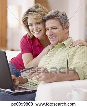 Banco de Imagem - par,  vivendo, 
 sala,  laptop, 
 crédito,  cartão. 
fotosearch - busca 
de fotos, imagens 
e clipart