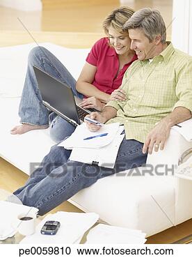 Arquivo de Fotografias - par,  vivendo, 
 sala,  laptop, 
 crédito,  cartão. 
fotosearch - busca 
de fotos, imagens 
e clipart