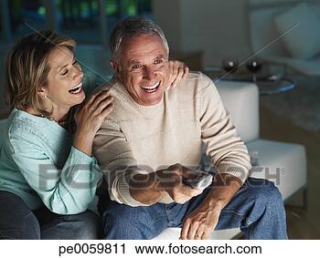 Arquivo de Fotografia - par,  vivendo, 
 sala,  observar, 
 televisão,  rir. 
fotosearch - busca 
de fotos, imagens 
e clipart