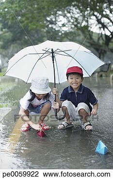 Banco de Imagem - dois,   jovem, 
  crianças,   
ao ar livre,  
 chuva,   tocando. 
fotosearch - busca 
de fotos, imagens 
e clipart
