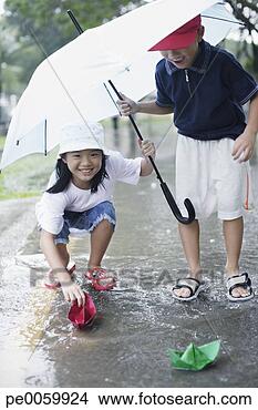 Banco de Imagem - dois,   jovem, 
  crianças,   
ao ar livre,  
 chuva,   tocando. 
fotosearch - busca 
de fotos, imagens 
e clipart