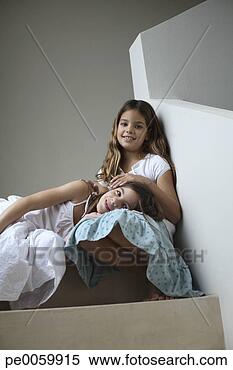 Banco de Imagem - dois,  jovem, 
 meninas,  escadaria, 
 dentro,  relaxante. 
fotosearch - busca 
de fotos, imagens 
e clipart