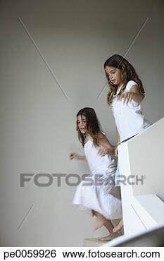 Banco de Imagem - dois,  jovem, 
 meninas,  corredor, 
 escadaria. fotosearch 
- busca de fotos, 
imagens e clipart