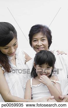 Banco de Imagem - dois,  mulheres, 
 jovem,  menina, 
 dentro,  olhar, 
 câmera. fotosearch 
- busca de fotos, 
imagens e clipart