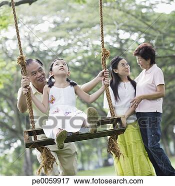 Foto - família,  ao ar 
livre,  parque, 
 jovem,  menina, 
 balanço. fotosearch 
- busca de fotos, 
imagens e clipart