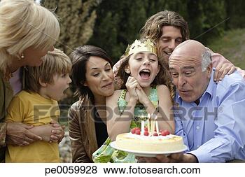 Banco de Imagem - jovem,  menina, 
 celebrando,  
aniversário,  
família. fotosearch 
- busca de fotos, 
imagens e clipart