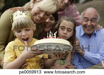 Banco de Imagem - jovem,  menino, 
 celebrando,  
aniversário,  
família. fotosearch 
- busca de fotos, 
imagens e clipart