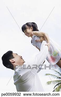 Banco de Imagem - levantamento, 
 cima,  jovem, 
 menina,  ao ar 
livre. fotosearch 
- busca de fotos, 
imagens e clipart
