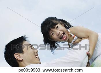 Banco de Imagem - levantamento, 
 cima,  jovem, 
 menina,  ao ar 
livre. fotosearch 
- busca de fotos, 
imagens e clipart
