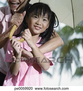 Arquivo de Fotografias - mulher,  jovem, 
 menina,  ao ar 
livre,  chuva, 
 guarda-chuva, 
 rir. fotosearch 
- busca de fotos, 
imagens e clipart