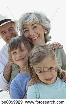Arquivo Fotográficos - par,  dois,  jovem, 
 crianças,  ao 
ar livre,  olhar, 
 câmera. fotosearch 
- busca de fotos, 
imagens e clipart