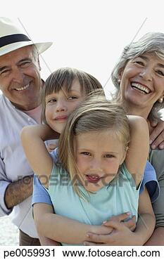 Arquivo de Fotografia - par,  dois,  jovem, 
 crianças,  ao 
ar livre. fotosearch 
- busca de fotos, 
imagens e clipart