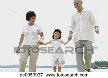 Foto - par,  jovem,  
menina,  ao ar 
livre,  praia, 
 segurando,  mãos. 
fotosearch - busca 
de fotos, imagens 
e clipart